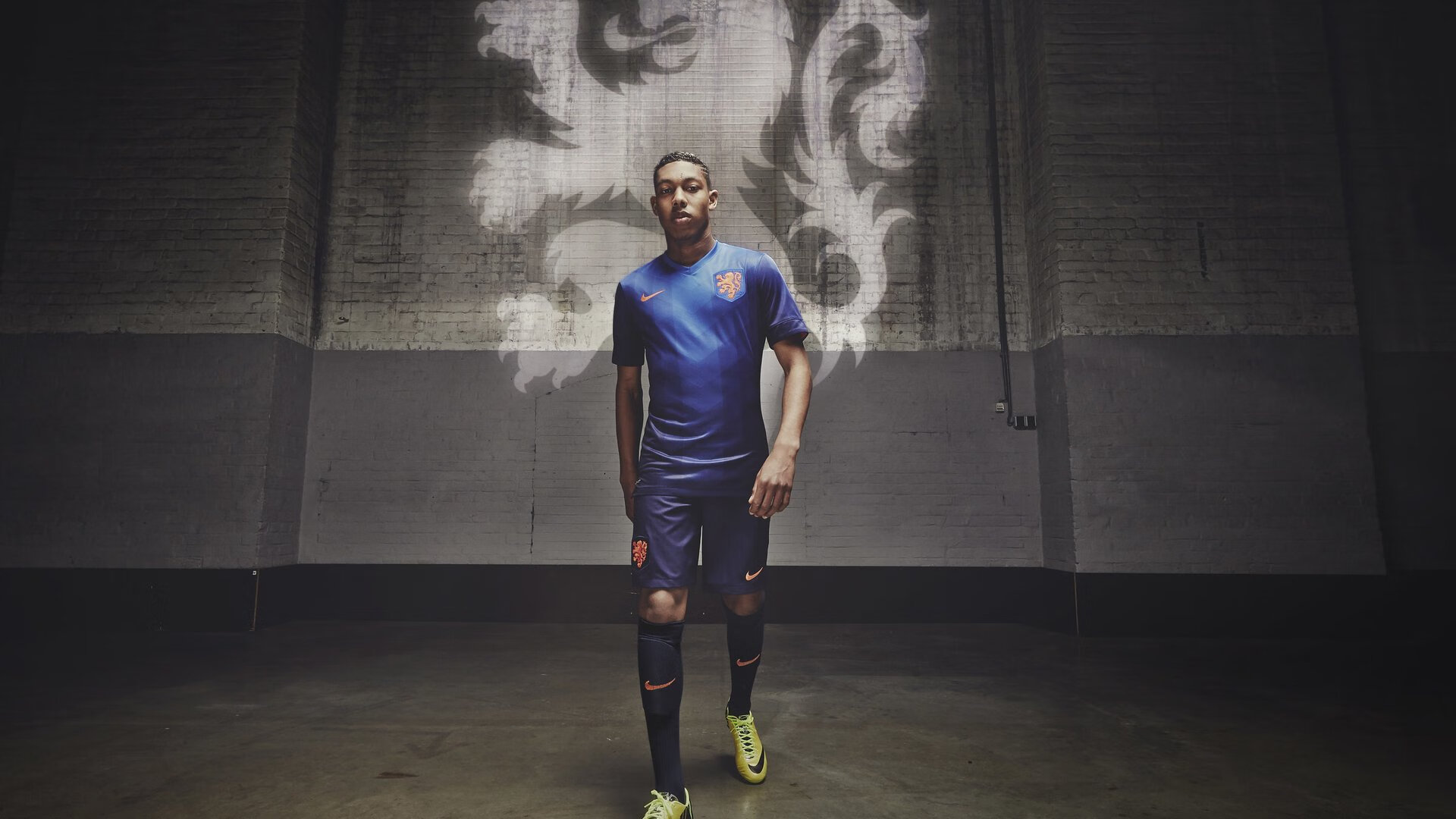 亚历克斯·格林伍德以强悍防守,成为袋鼠队的后防屏障,格林伍德球员