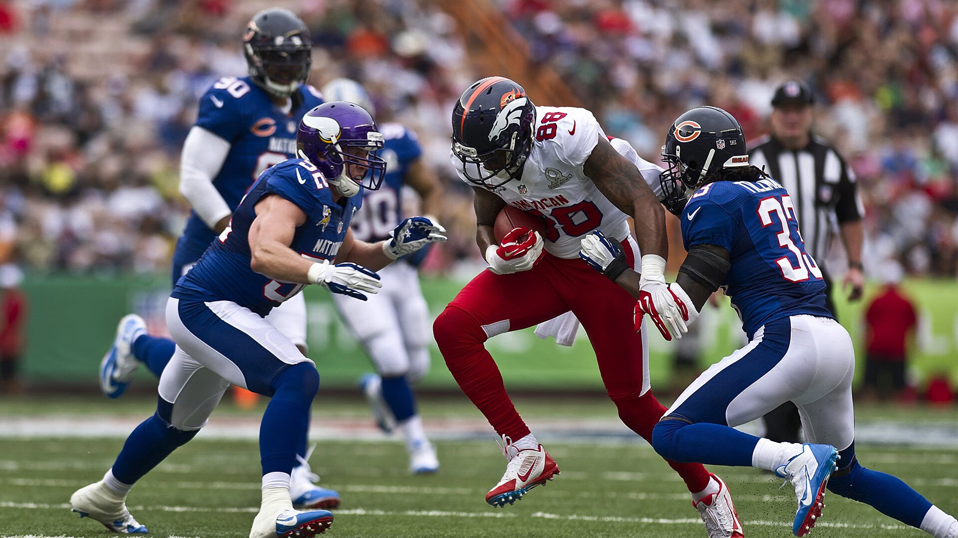 背泳选手出发入水角度精准推进效率高,早期的背泳只是仰浮在水面上